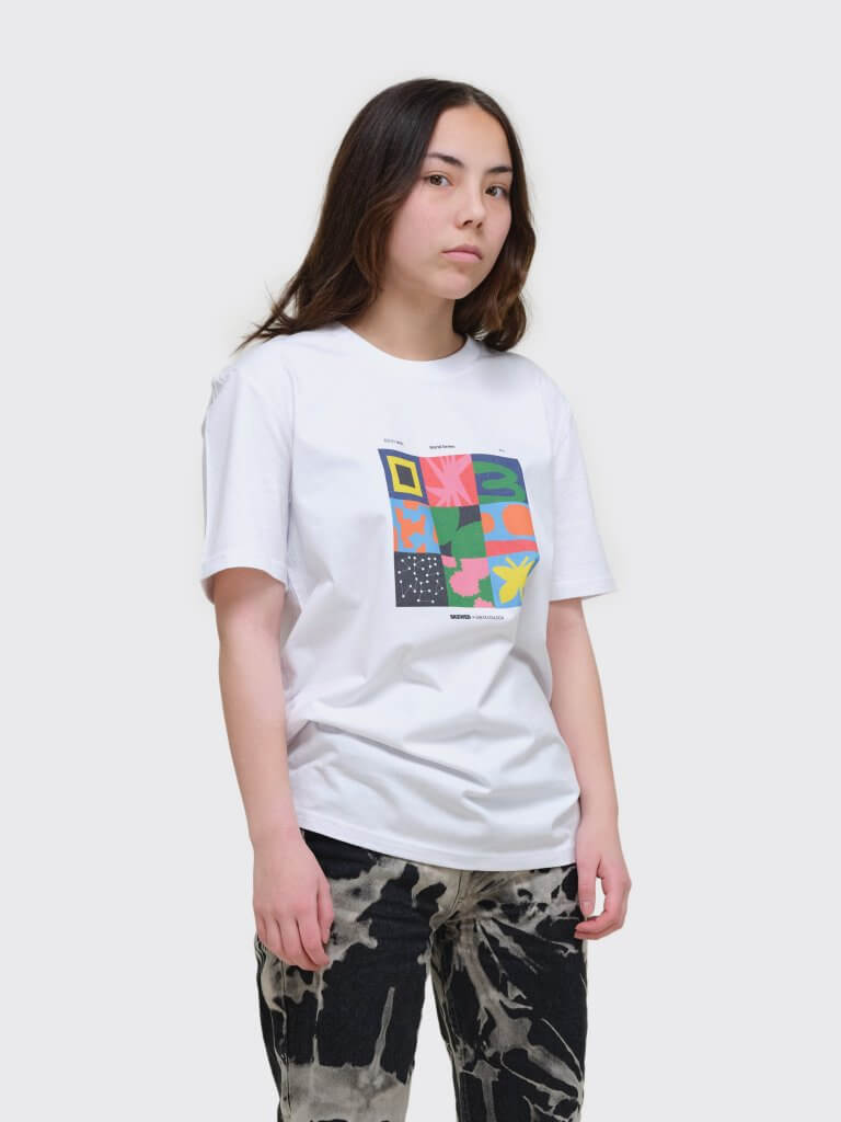 model wearing World Series N°02 Unisex T-shirt in organic cotton